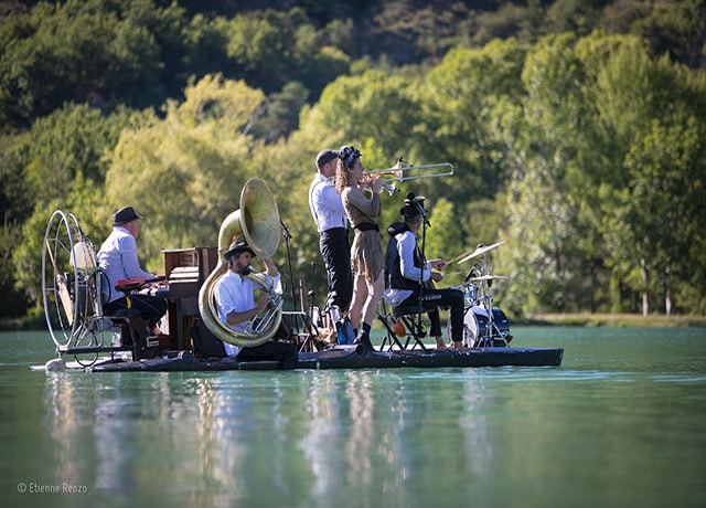 Le piano du lac prend la mer